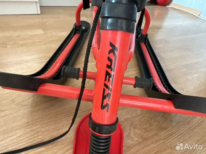 Детский снегокат со спинкой и ручкой