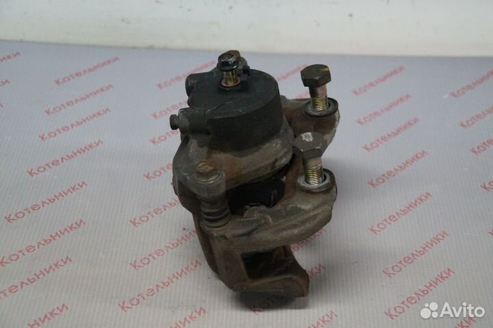 Nissan 41011-AU001 Суппорт тормозной левый