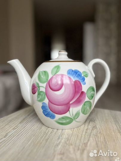 Фарфоровый чайник