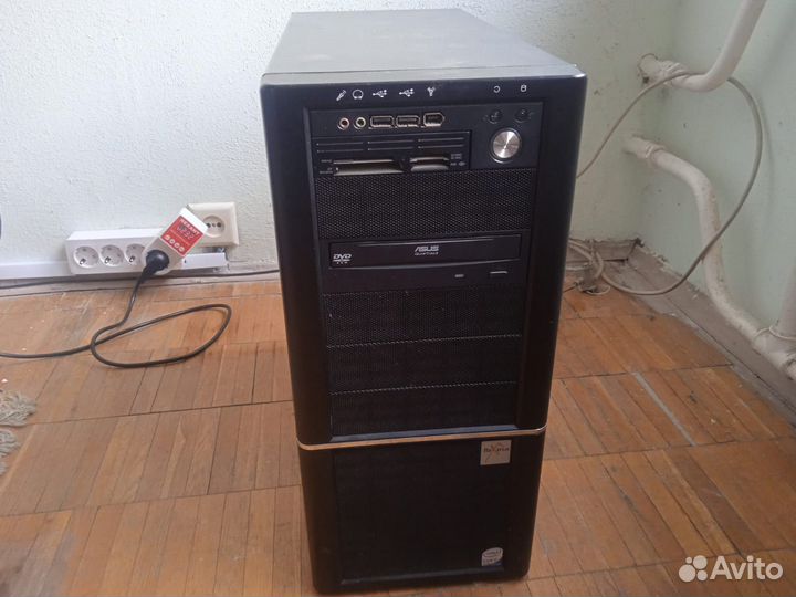 Два старых корпуса компьютеров