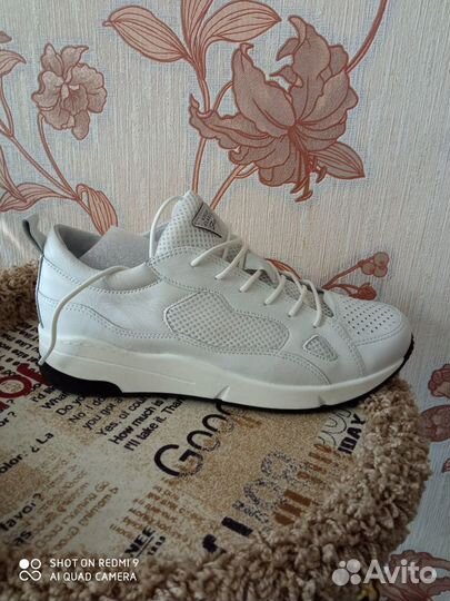 Кроссовки женские