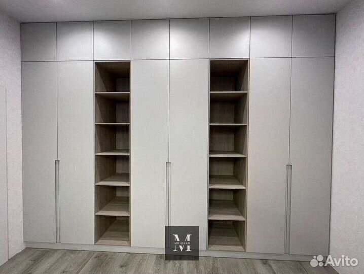 Шкаф распашной с полками