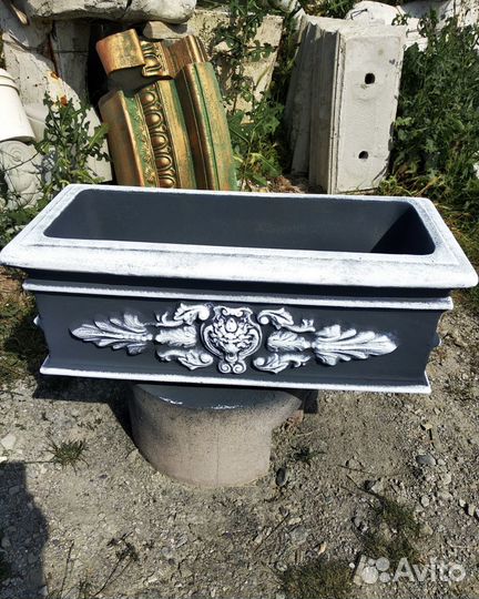 Прямугольный вазон с ликом льва