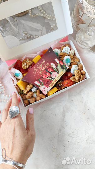 Подарки на День учителя и воспитателя