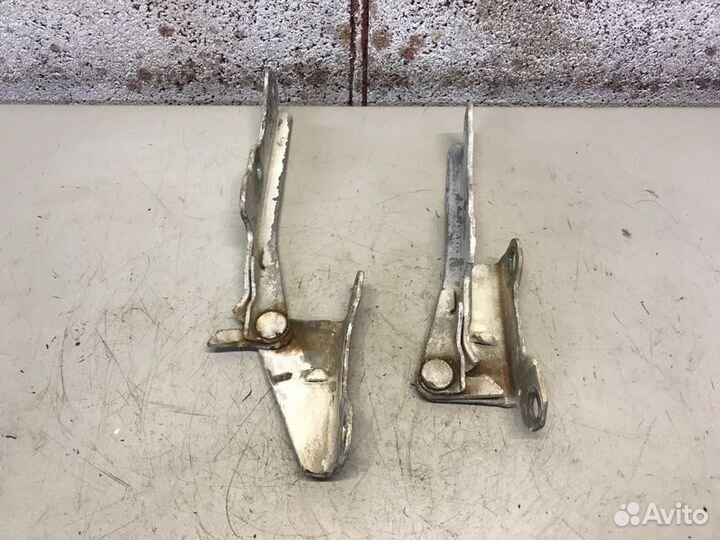 Петля капота Mitsubishi Eterna 2.0 6A12 1993