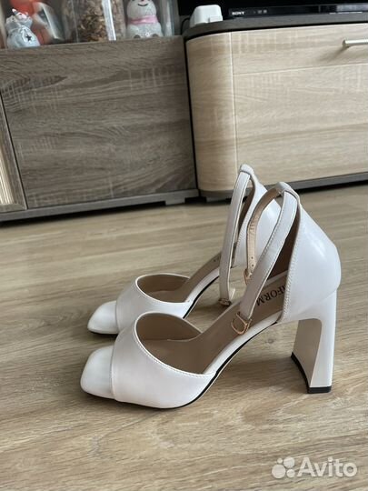 Туфли женские 37 размер белые