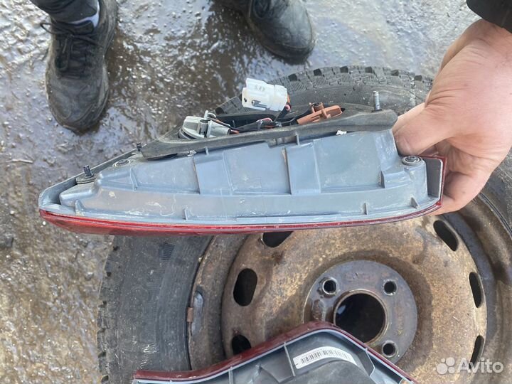 Киа Рио задний правый фонарь в крышку багажника