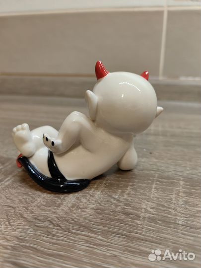 Фарфоровая фигурка чертик