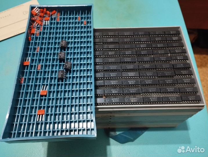 Радиодетали: микросхемы, конденсаторы