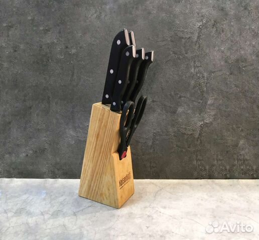 Новый набор кухонных ножей на деревянной подставке