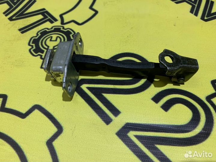 Ограничитель двери Toyota Vitz NCP91 1nzfe 03.2006