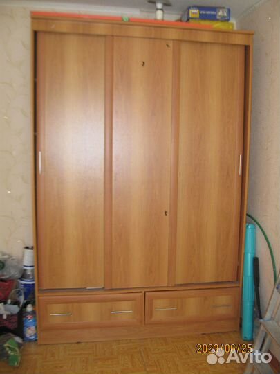 Шкаф трёхстворчатый