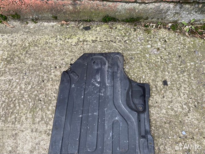 Защита пола задняя правая Mercedes W211