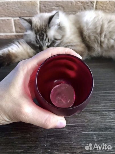 Бордовый подсвечник из стекла