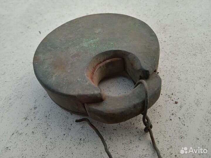 Навесной замок старинный