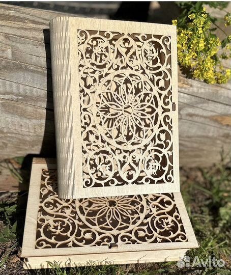 Деревянная шкатулка