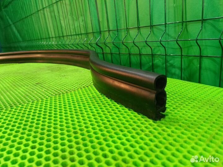 Уплотнительная резинка капота Mercedes Benz Gl