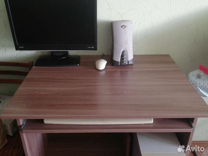 Компьютер со столом в рабочем состояни