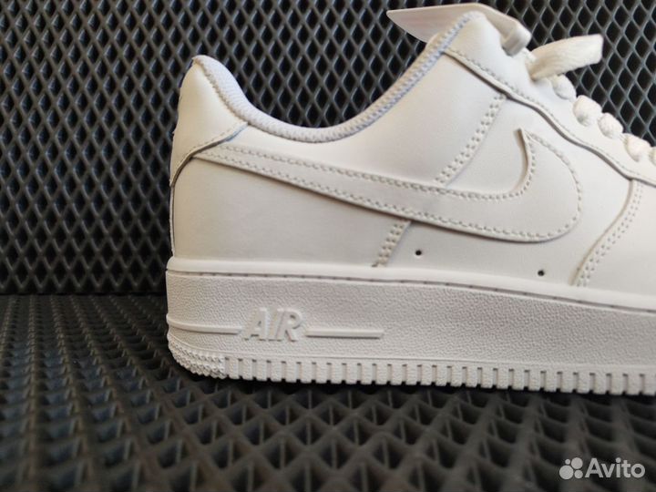 Кроссовки nike air force белые