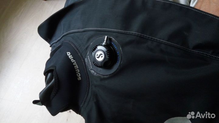 Продается сухой костюм