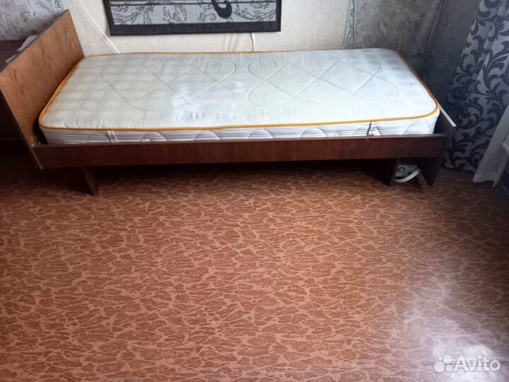 Кровать деревянная с матрасом 90х190