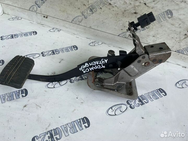 Педаль тормоза Mitsubishi Outlander 1
