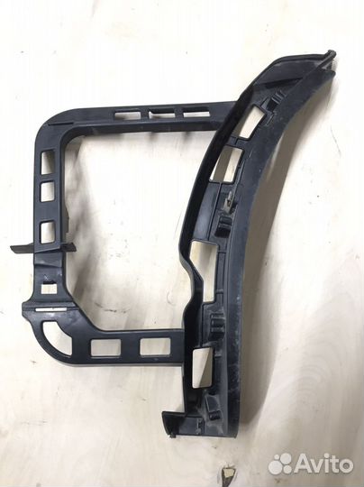 Направляющая заднего бампера правая Passat B7