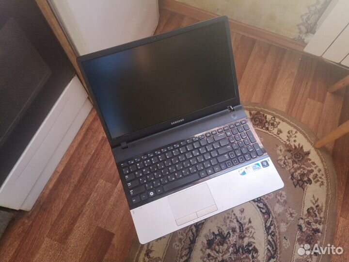 Ноутбук Samsung NP300E5A с SSD