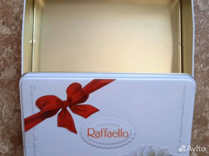 Жестяная банка от Raffaello