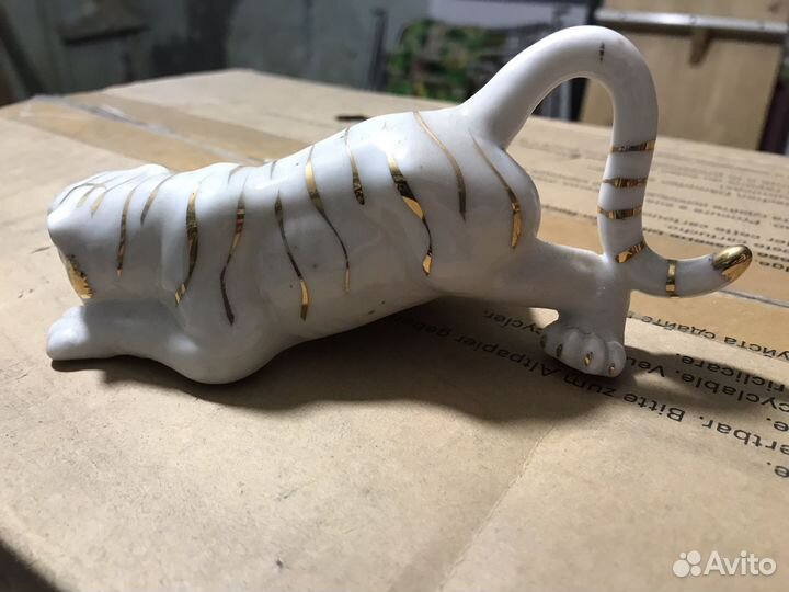 Фарфоровая статуэтка тирг