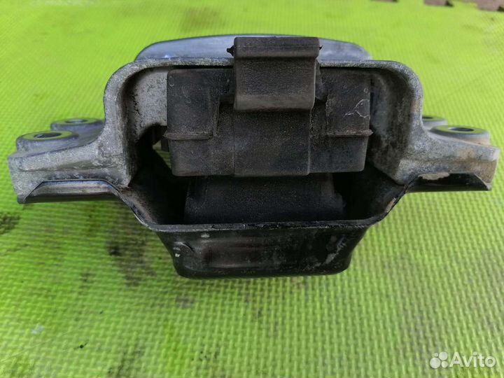 Подушка МКПП левый Фольксваген Гольф 5 плюс