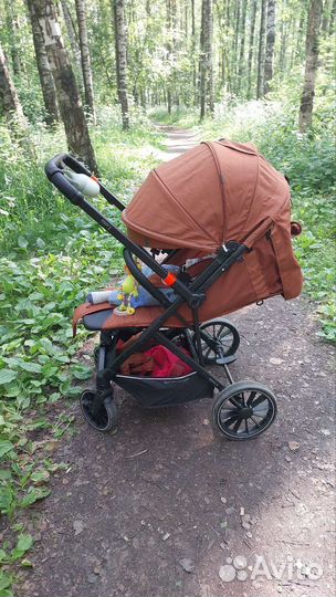 Прогулочная коляска с перекидной ручкой