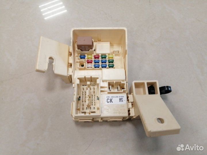 Блок предохранителей салонный Kia Stinger седан