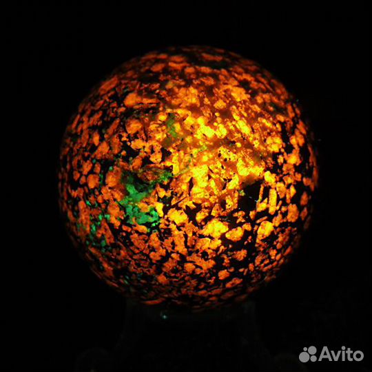 Шар из камня Гакманит Содалит Светится в уф