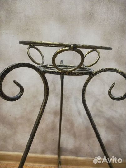 Напольная кованая подставка для цветов