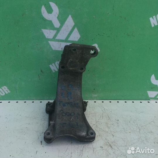Кронштейн двигателя правый Фольксваген Пассат Б3