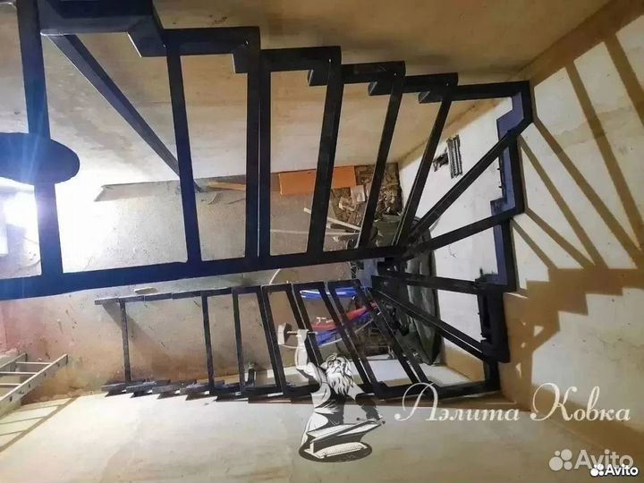 Лестница на ломаных косоурах