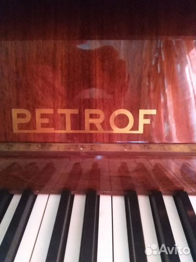 Petrof Sonatina малогабаритное 3 педали