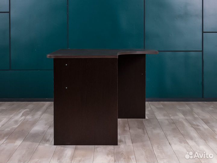 Угловой стол для персонала