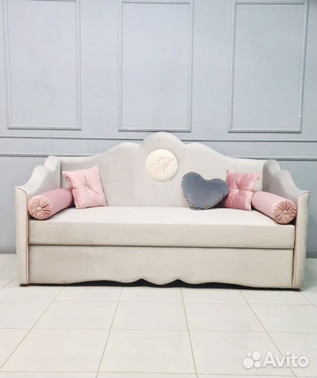 Кровать с медальоном