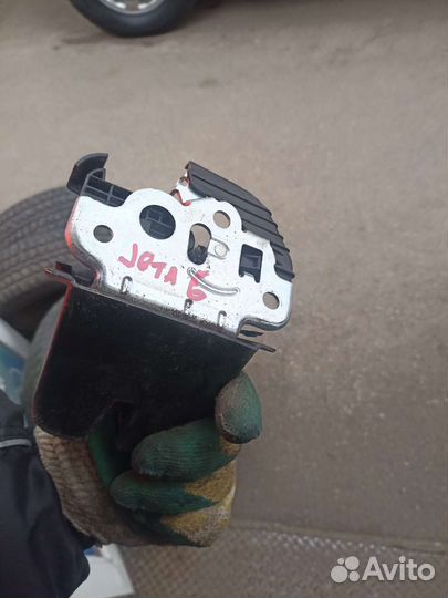 Volkswagen jetta 6 замок крышки багажника