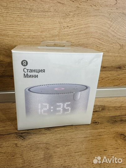 Новая умная колонка Алиса Мини с часами Белая