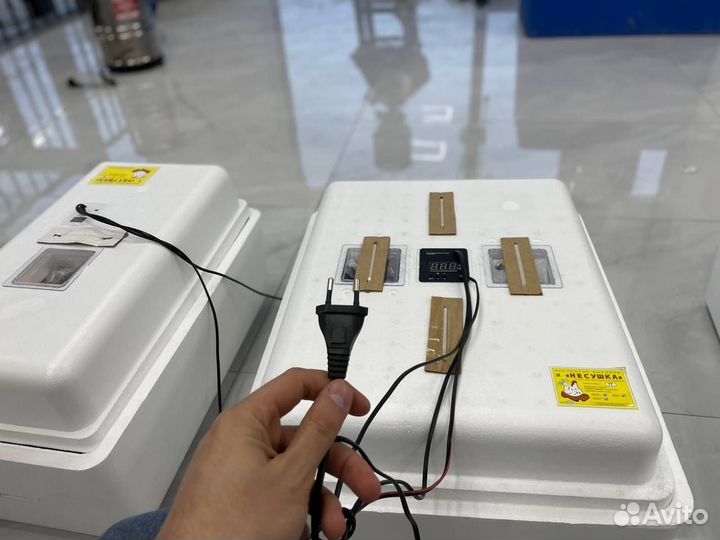 Инкубатор на 77 яиц