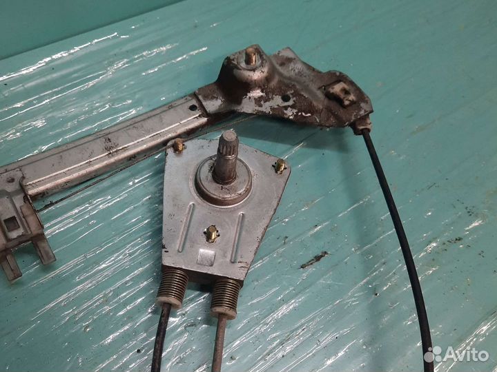 Задний левый стеклоподъёмник mazda 323 ba