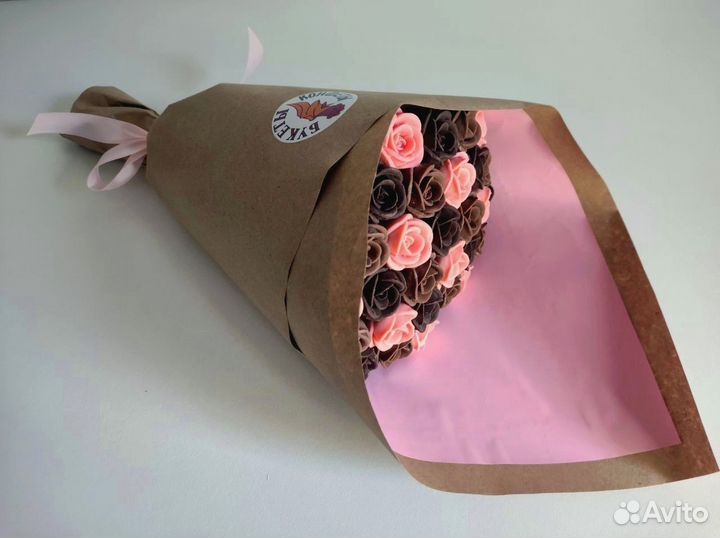 Букет - 29 Роз из Трёх Видов Бельгийского Шоколада