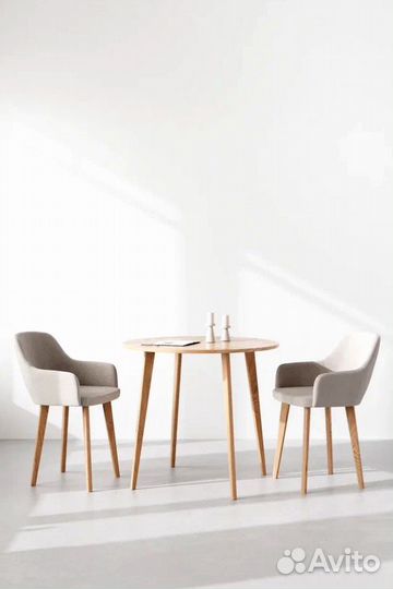 Стул с деревянными ножками