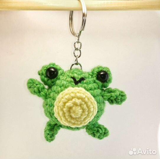 Вязаная игрушка брелок