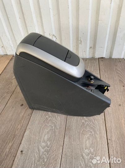 Подлокотник передний Toyota Auris E150 1ZR-FE 2007