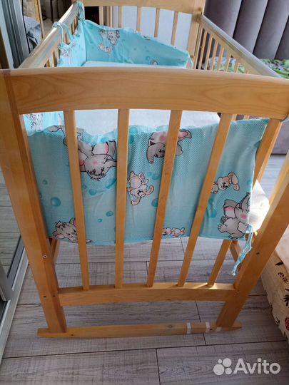 Детская кроватка с маятником и ящиком