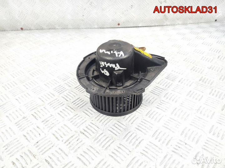 Моторчик отопителя VW Passat B4 357820021